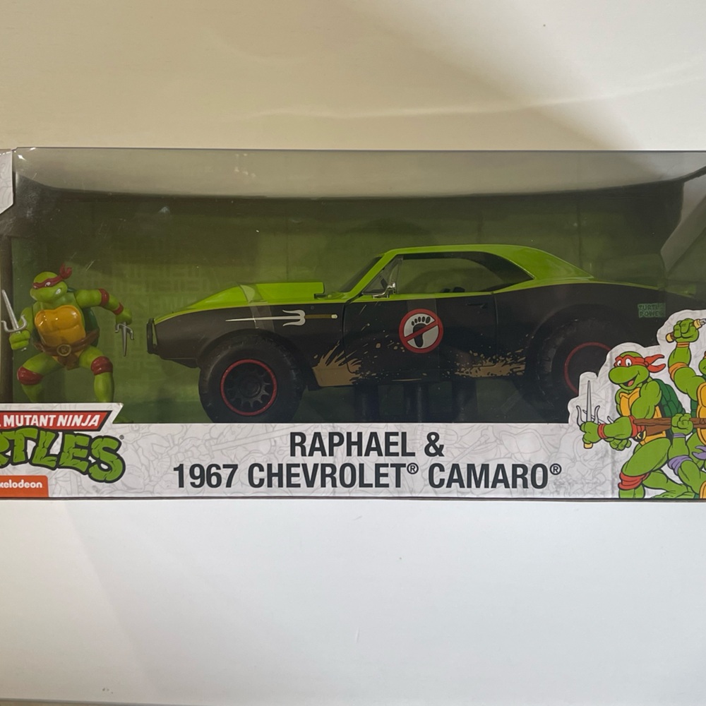 Teenage Mutant Ninja Turtles Raphael & 1967 Chevrolet Camar - Picture 2 of 5